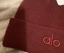ALO yoga hat / red wine color/ new