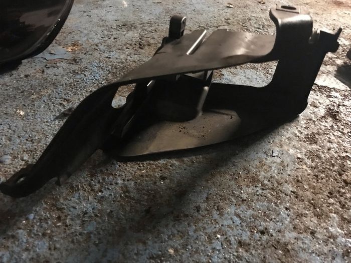 Audi Q7 Front Headlight Brackets