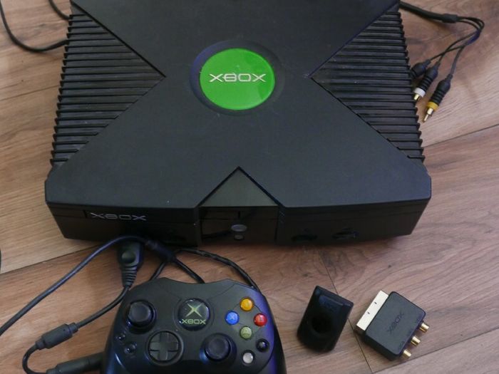 Microsoft Original Xbox Console Bundle (works well)