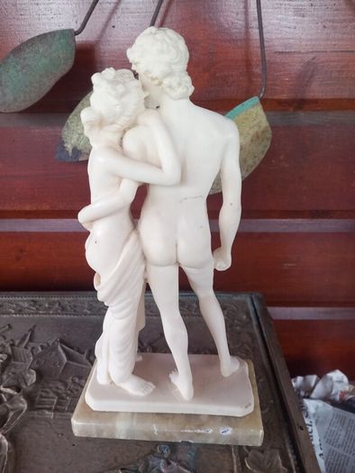 Venus and Adonis sculpture in alabaster resin on marble. D18 post 7e