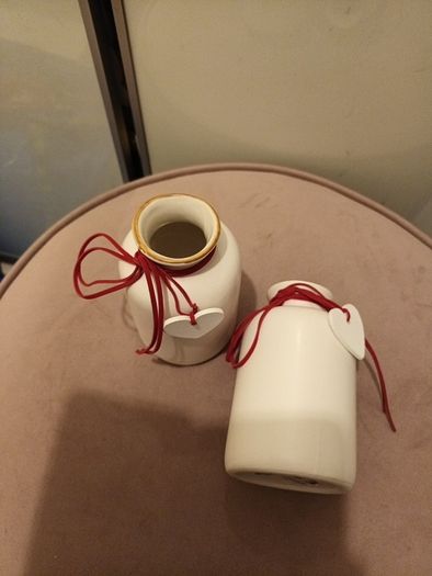 2 valentines vases with Heart detail