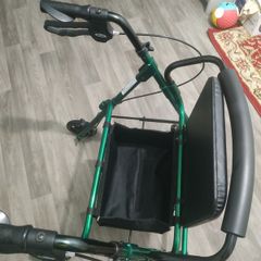 Days mobility walker with seat - excellent condition