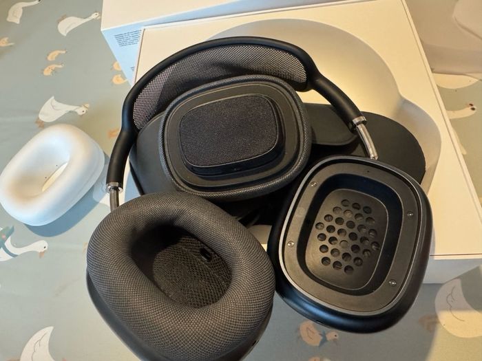 Apple AirPods Max (USB-C) - Like New / Spotless Condition