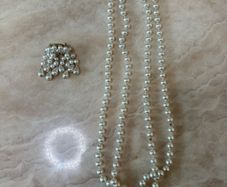 Pearl imitation beads and brooch set