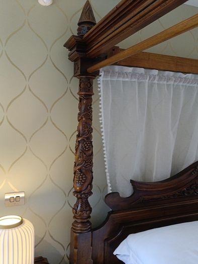 Four poster carved Indonesian bed super king incl bedside tables and dresser