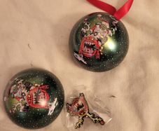 Games Workshop Warhammer Christmas ornament ball  baube with squig pin NEW