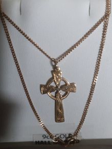 9 carat gold pendant and chain