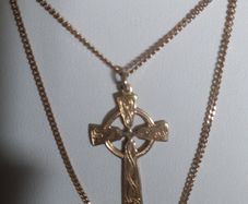 9 carat gold pendant and chain