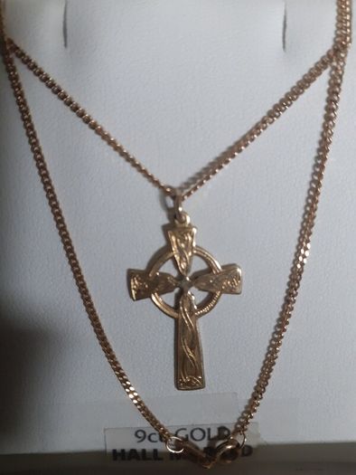 9 carat gold pendant and chain