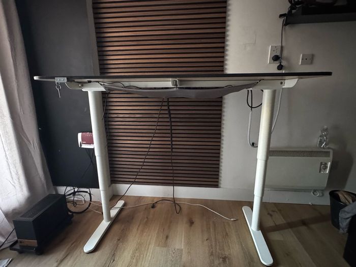 Sit/Standing desk with electric mechanism