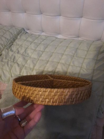 round wicker tray