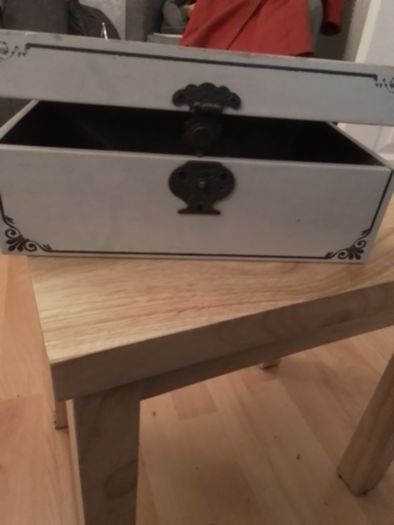 Wooden Box/Durable with Unique Pattern on Top