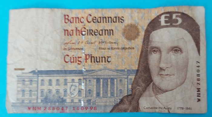 Irish 2 X 1998  Five Pound banknots in Fine  condition
