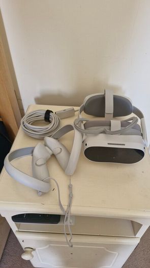VR headset PICO 4 + extra data/power cable