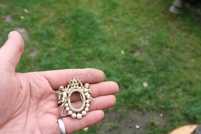 Vintage Brooch 2 Cherubs supporting Crown crystals and pearls - Photo frame
