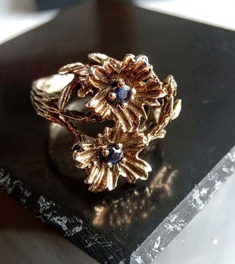 9ct gold sapphire ring size M