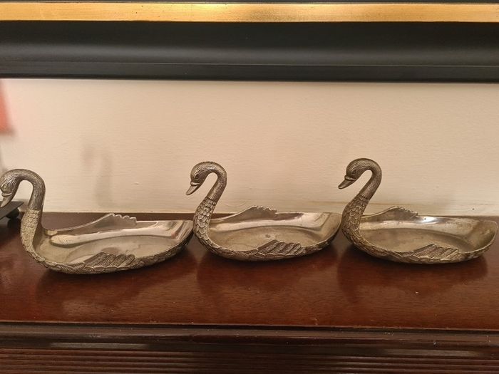 silver plate swan