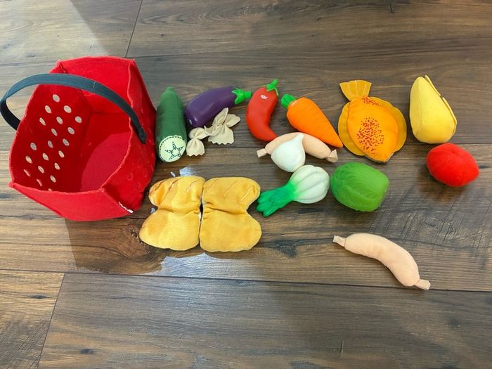 Assorted kitchen toys (food / dishes / appliances, 60+ items)
