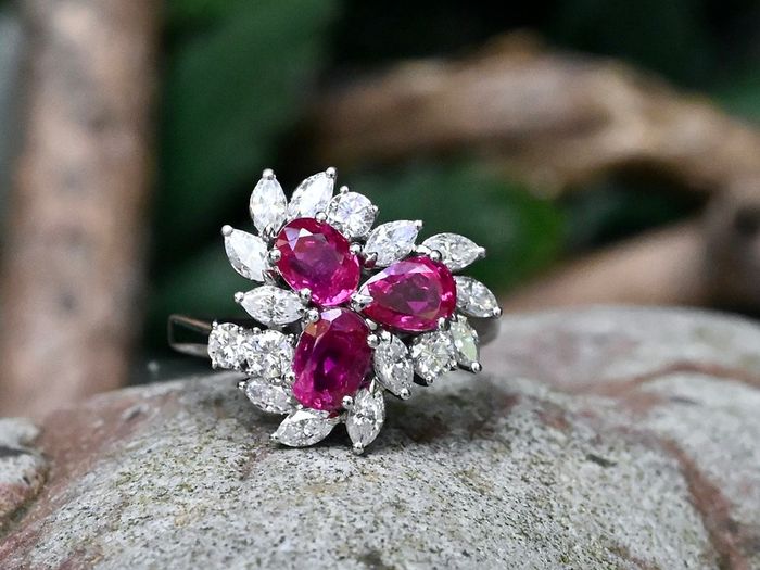 Vintage 1979 Ruby & Diamond Ring - 18ct