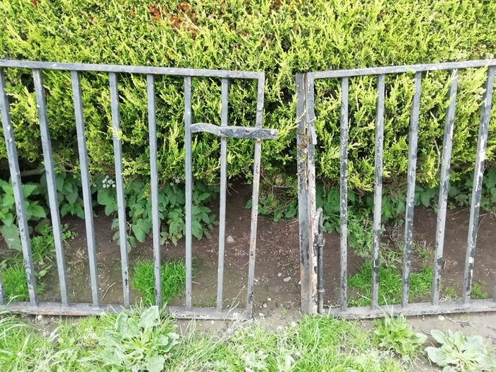 Gate solid steel black