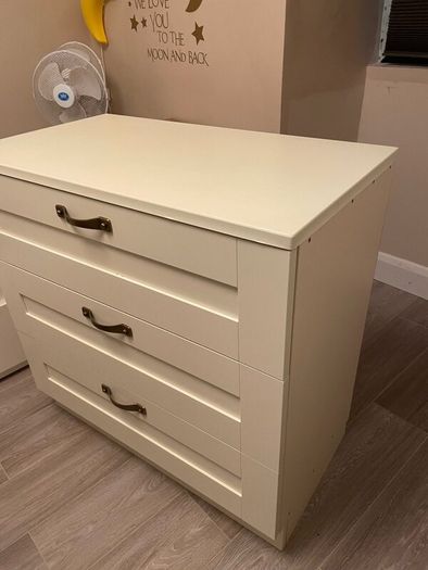 Chest of drawers