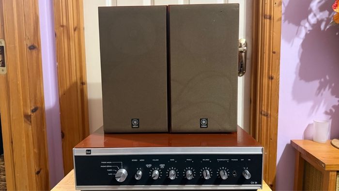 Vintage Dual Quadro amplifier with Yamaha speakers