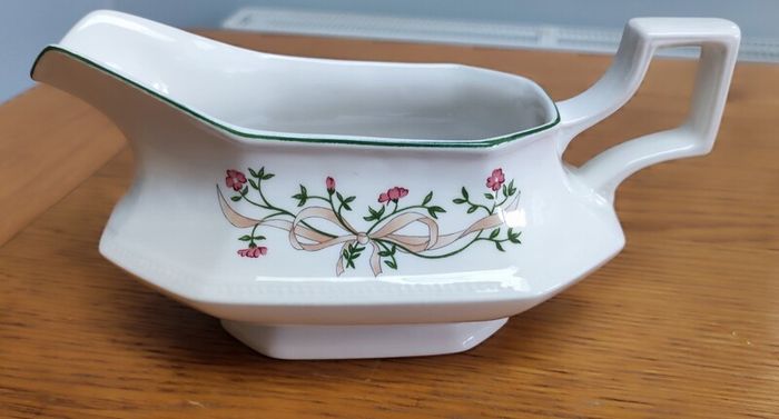 Vintage Johnson Brothers Eternal Beau Gravy Boat &  Made in England