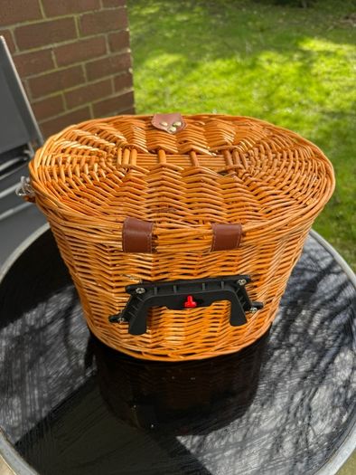 Rattan bicycle basket with lid