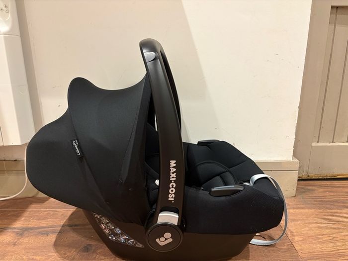 Maxi Cosi Baby Car seat and isofix base