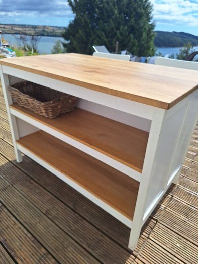 White kitchen island unit with 2 white high chair