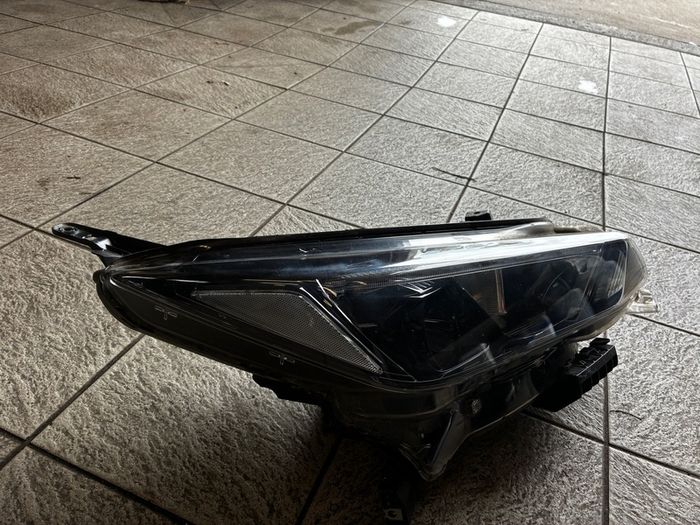 nissan leaf ll  headlight
