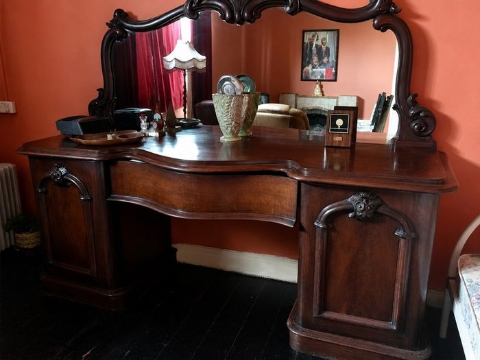 Sheffneer Victorian 1860 - Beautiful Antique Furniture Piece