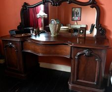 Sheffneer Victorian 1860 - Beautiful Antique Furniture Piece
