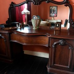 Sheffneer Victorian 1860 - Beautiful Antique Furniture Piece