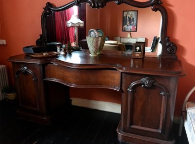 Sheffneer Victorian 1860 - Beautiful Antique Furniture Piece