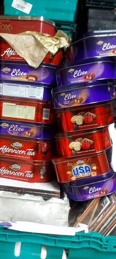 16 empty biscuit tins job lot ,starter collectors collection, buyer collects , sold as seen, see pictures, all empty,nice for shop ,pub, restaurant advertising display items etc.,3 euros each or jot lot ,their empty tins ,used.