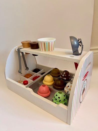 Portable toy ice cream counter