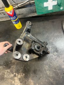 Steering box from Isuzu NL series with shaft
