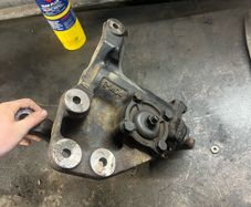 Steering box from Isuzu NL series with shaft