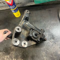 Steering box from Isuzu NL series with shaft