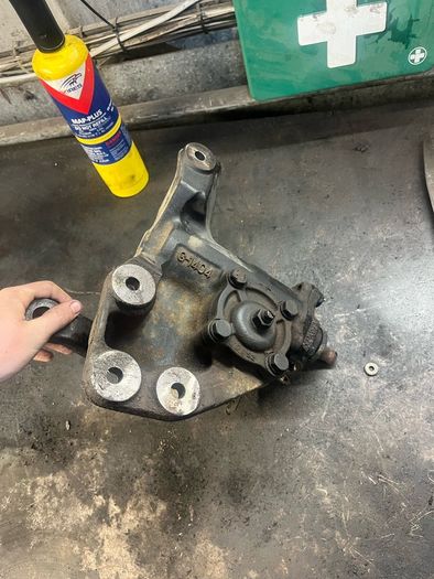 Steering box from Isuzu NL series with shaft