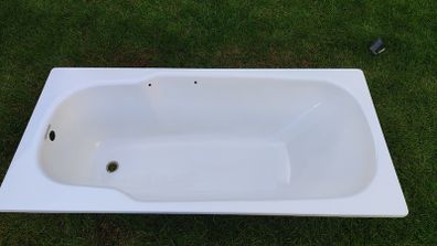 Bath tub