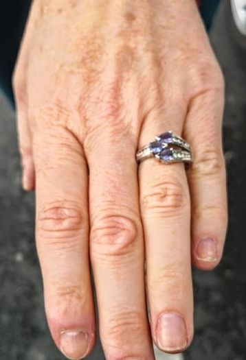 Stunning Tanzanite and Diameter crossover ring 14k