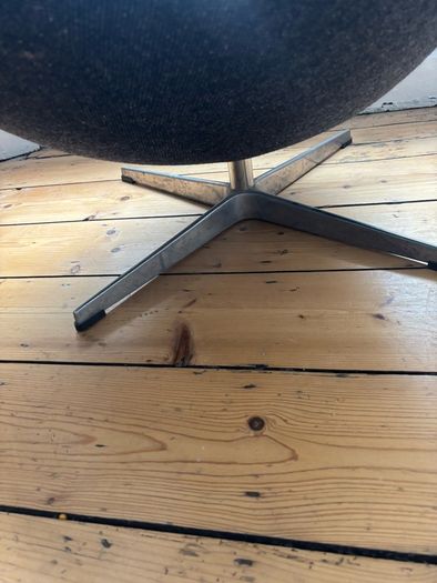 Arne Jacobsen style egg chair