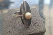 Lovely Vintage Sterling Silver Ladies Ring with a single Pearl stone