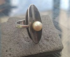 Lovely Vintage Sterling Silver Ladies Ring with a single Pearl stone