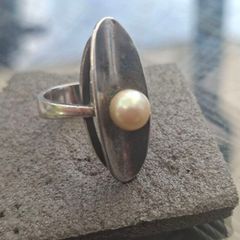 Lovely Vintage Sterling Silver Ladies Ring with a single Pearl stone