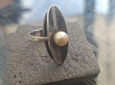 Lovely Vintage Sterling Silver Ladies Ring with a single Pearl stone