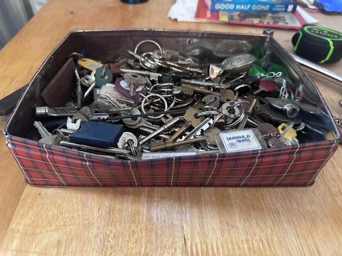 Tin over vintage/retro/modern  keys