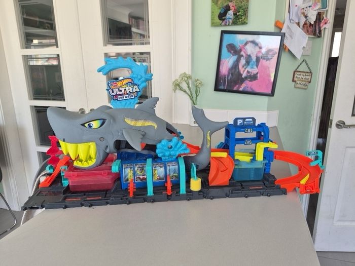 HotWheels shark carwash